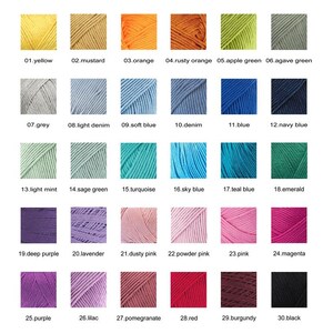 Op de afbeelding: Een kleurenkaart met 30 garenkleuren, waaronder geel, mosterd, oranje, roestoranje, appelgroen, agavegroen, grijs, licht denim, zachtblauw, denim, blauw, marineblauw, lichtmint, saliegroen, turquoise, hemelsblauw, tealblauw, smaragd, donkerpaars, lavendel, poederroze, poederroze, roze, magenta, paars, lila, granaatappel, rood, bordeaux en zwart.