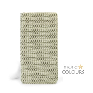 Puede incluir: Una bolsa o estuche de crochet de color verde claro. La bolsa está hecha de un hilo fino y texturizado y tiene una forma rectangular.