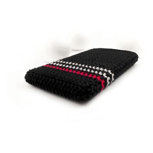 Puede incluir: Funda de tel&eacute;fono de crochet negro con rayas rojas y blancas.