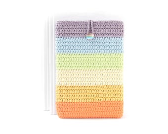 Könnte beinhalten: Eine regenbogenfarbene gestrickte Handyhülle mit einem bunten Knopfverschluss.