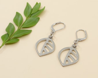 Medium leaf earrings, nature inspired jewelry, jewelry outdoor women, pewter lighweight earrings, silver leaf,  pewter jewelry Montreal