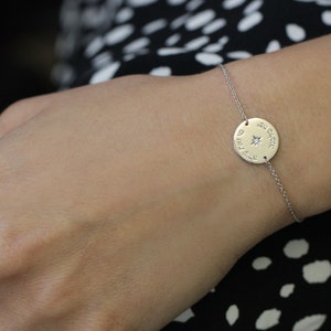 Pulsera de oro, pulsera con nombre, pulsera grabada, medallón inicial, pulsera de diamantes, diamante pequeño, pulsera delicada, pulsera personalizada
