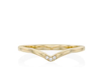 14k Gold V ring with diamonds