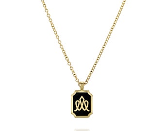 Puede incluir: Un collar de cadena dorada con un colgante de esmalte negro con un diseño de corona dorada.