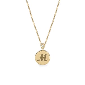 Collar minimalista, colgante de diamantes diminutos, collar de disco de oro, collar inicial, collar grabado, medallón de oro, carta inicial personalizada