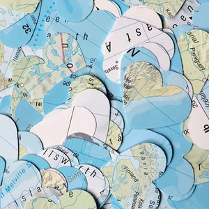 Carte du monde et confettis de table en papier kraft | coeurs, cercles, étoiles | Décoration à thème de voyage rustique chic pour les mariages et les fêtes de Bon Voyage