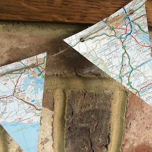Drapeaux et fanions rustiques recyclés du Royaume-Uni et des cartes de l'atlas/guirlandes | Parfait pour les mariages, les fêtes sur le thème des voyages et les célébrations