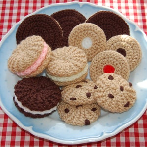 Patrón de tejido y crochet para una selección de bizcochos/galletas: comida tejida, comida de juguete, comida de juguete