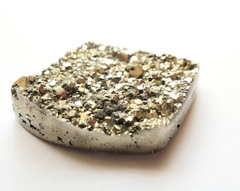 Pierre précieuse naturelle de cabochon de pyrite, amas de cristal Pérou, pierre crue, cristal, anniversaire, cadeau, forgeron d’or argenté de cube fait à la main