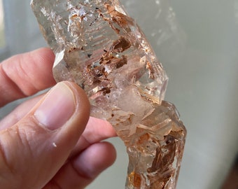 Quartz de fenêtre naturel cristal de roche double extrémité 116 gr. / pointe de cristal de Madagascar