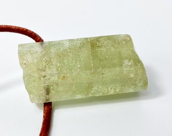 Gelb-grüner Beryll Kristall / Anhänger  gebohrt Naturstein unbehandelt