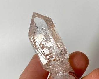 Pendentif en cristal de roche de sceptre de quartz de fenêtre naturelle/pointe de cristal à double extrémité percée de Madagascar