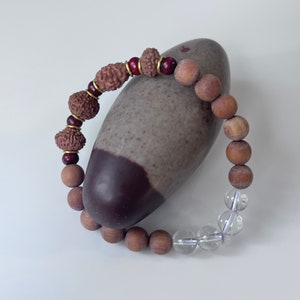 RICHESSE ET RÉUSSITE Bracelet unisexe de style mala | 3, 7, 9 et Ganesh Mukhi Rudraksha Java Indonésie | Bois de santal brut parfumé | Quartz clair