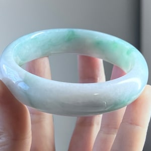 55 mm Natürliche Feine Lichtdurchlässig Minty Grün / Weiß Grade A JADEIT Burma Hand geschnitzte Armreif | Typ A Jadeit Fei Cui Myanmar