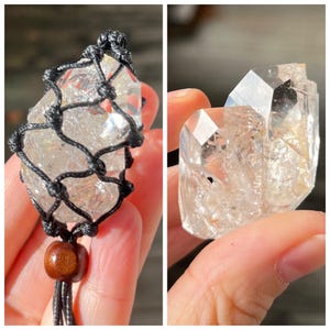 Può includere: Un cristallo di quarzo trasparente con una forma geometrica sfaccettata, sospeso in una rete di macramé nero. Il cristallo è attaccato a una perla di legno marrone e un cordoncino nero.