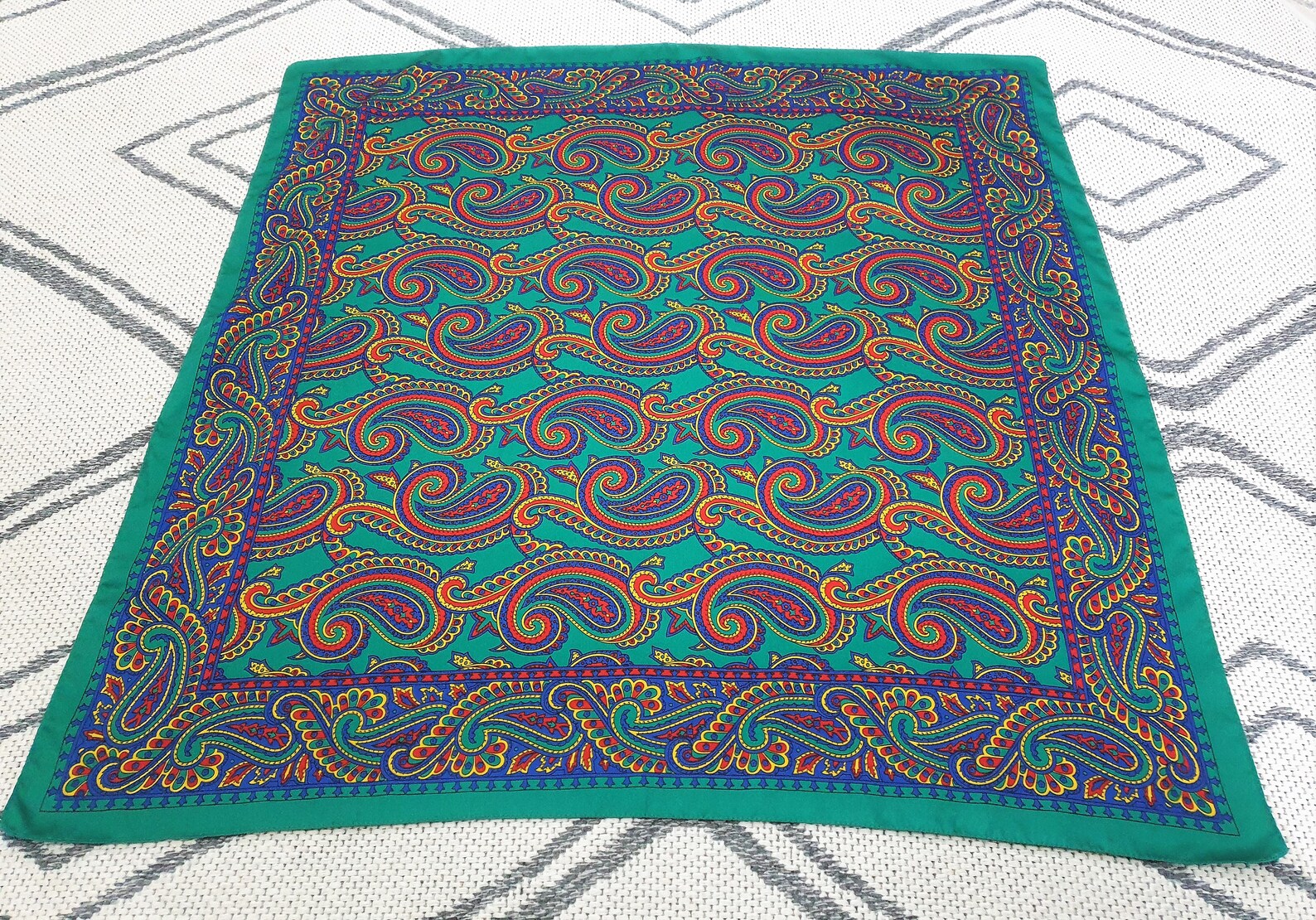 Beautiful multicoloured vintage 1960s / 1970s paisley print silk scarf with bright green border and machine finished hem. The scarf comes from my grandma's collection and is in great vintage condition. Ti measures 69 x 69 cm.