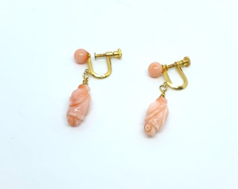 Pendientes chapados en oro con forma de capullo de rosa de coral y piel de ángel tallada vintage.