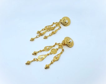 Long statement 1980s vintage gold tone dangle clip on earrings with faux pearls.