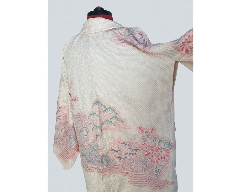 Vintage Japanese silk shibori kimono with landscape scene. Hand dyed cream coloured haori kimono. image 2