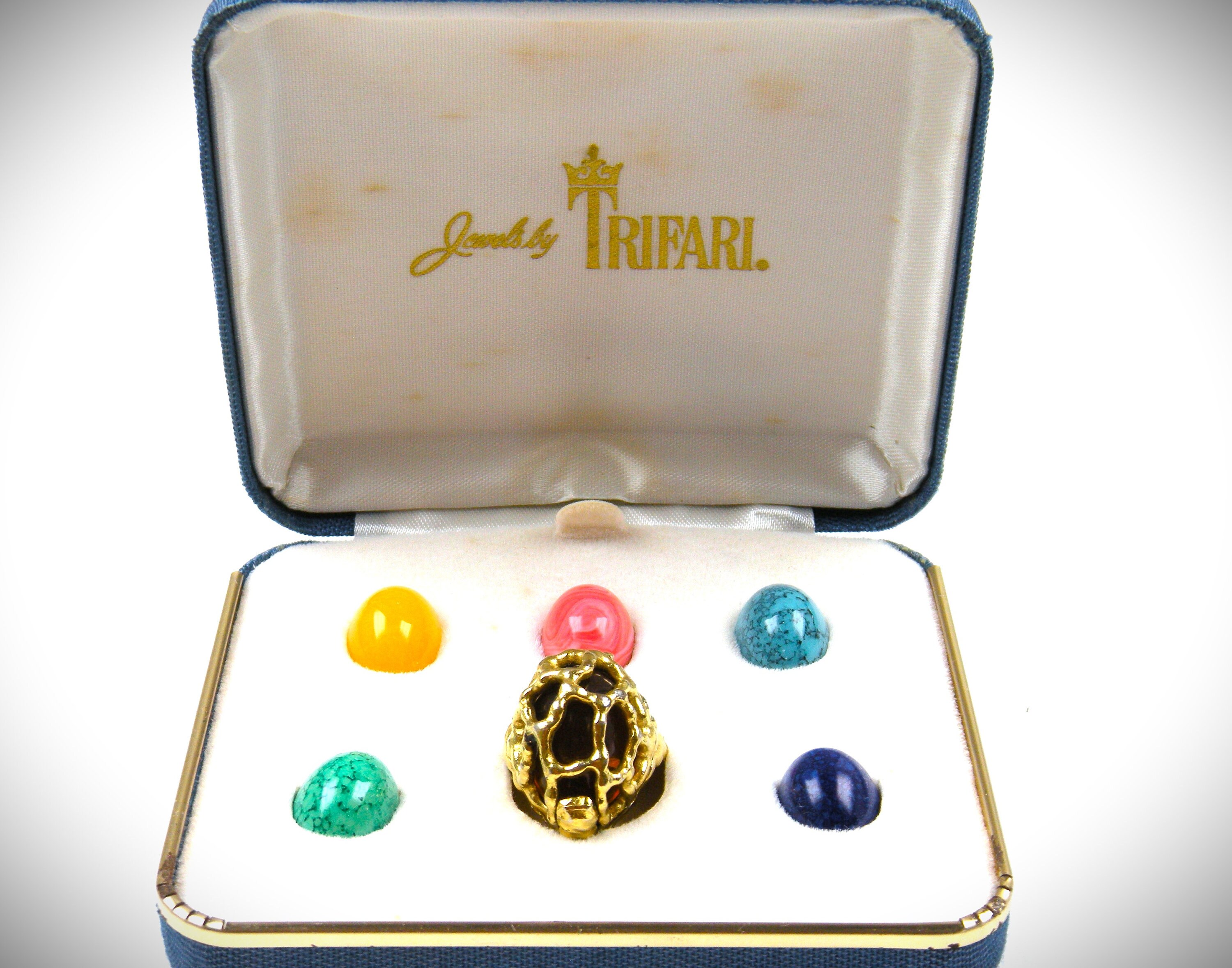 Interchangeable ring set outlet