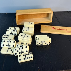Vintage Lucite Playing Wood Box Dominoes Collectable Retro Game Replacement Black White 28 pieces double six Made in Taiwan