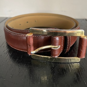 Vintage Brown Italian Made in Italy Genuine Leather Belt Medium Gold Metal Buckle Women’s 1970’s
