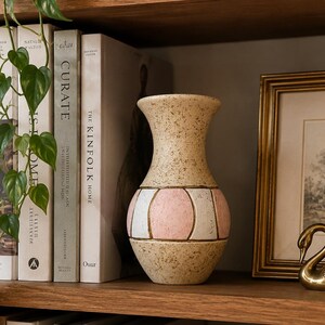 Vintage Textured Ceramic Vase | Pink White & Gold Accent Vase | Mid Century Modern Speckled Pottery | Cottagecore Home Decor | Boho Shelf
