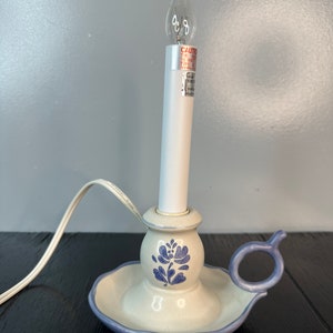 Vintage Pfaltzgraff Yorktowne Electric Candlestick Lamp Light Blue Beige Finger Loop Night Table Mantel Country 1990&#39;s