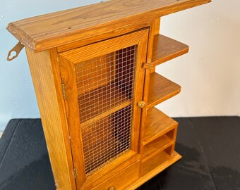 売れ筋介護用品も！ Vintage Light Wood Detailed Primitive Mesh Metal Shelf 絵画