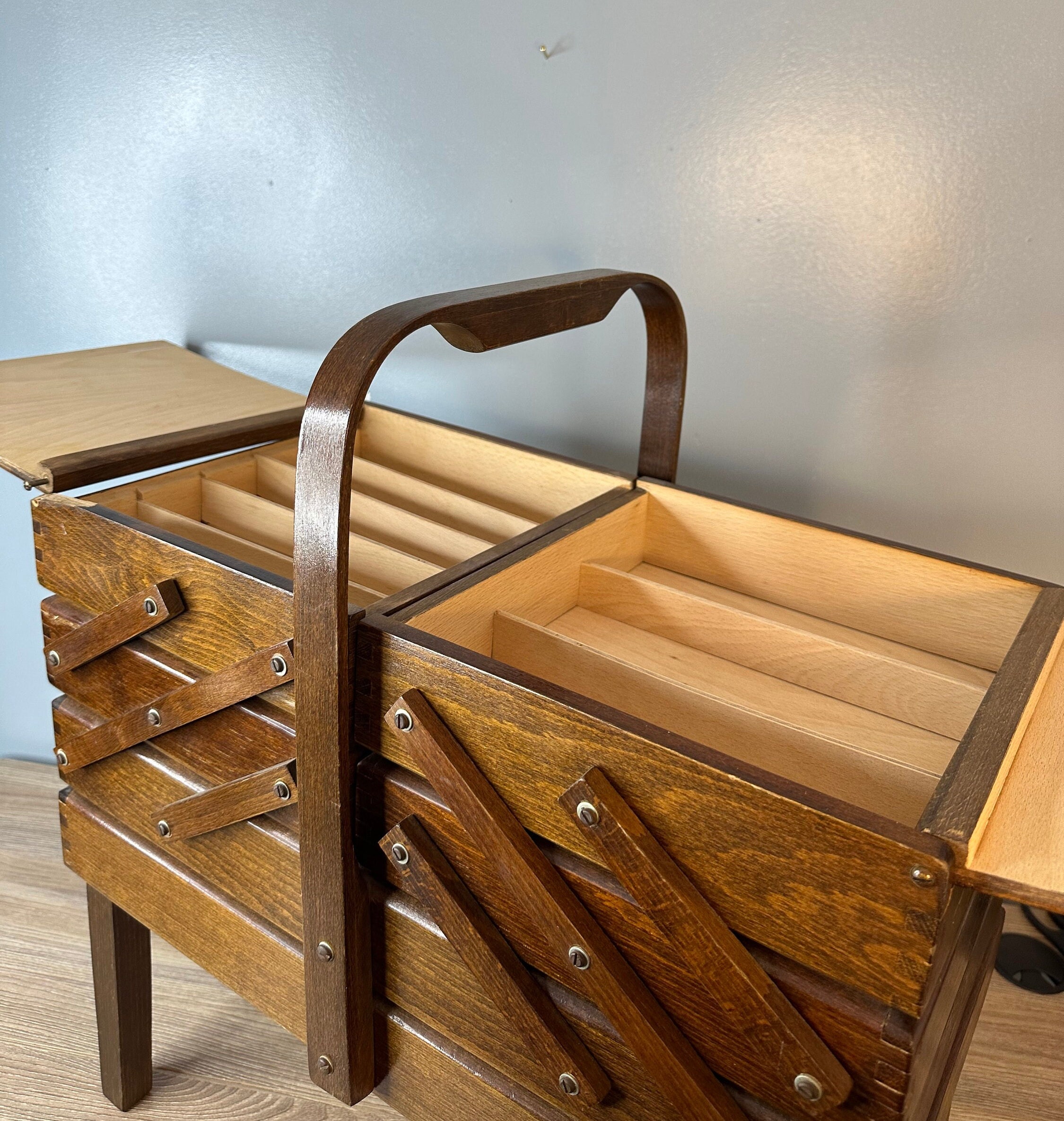 Range-pen Vintage En Bois Style Accordéon MCM – Design Rétro Et Pliable – Occasion, Dimensions 72" X 27"