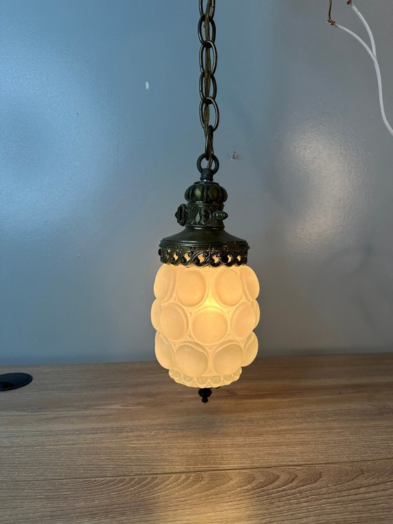 ヴィンテージ ペンダントライト　 Hollywood Regency Lamp Vintage Plug-in Swag Lamp, Hollywood Regency, Fluted White