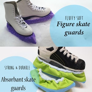 Puede incluir: Dos pares de protectores para patines. El par superior es morado y esponjoso, con la etiqueta "FLUFFY SOFT Figure skate guards". El par inferior es verde y azul, con la etiqueta "STRONG & DURABLE Absorbent skate guards".