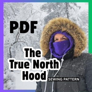Może przedstawiać: Osoba w czarnym płaszczu zimowym z kapturem obszytym futrem i fioletową osłoną twarzy. Na zdjęciu widnieje napis "PDF The True North Hood SEWING PATTERN" na tle zaśnieżonej zimowej scenerii.