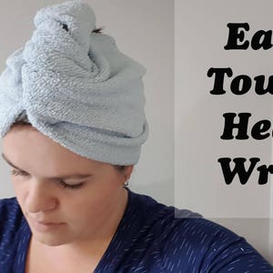 Puede incluir: Una persona con una toalla de color azul claro envuelta alrededor de su cabeza. La toalla está retorcida en forma de moño. El texto "Easy Towel Head Wrap" está escrito en letras negras sobre un fondo blanco.