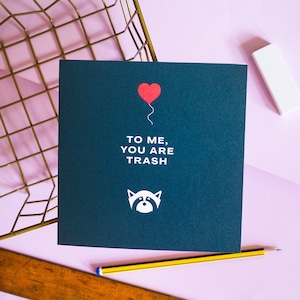 Tarjeta de felicitación de amor de mapache, minimalista, geométrica, divertida, basura, grosera.