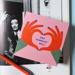 Carte drôle « Vous complétez le bordel » - Carte sarcastique pour la Saint-Valentin, un anniversaire ou une carte d'amour - Carte de voeux amusante pour lui
