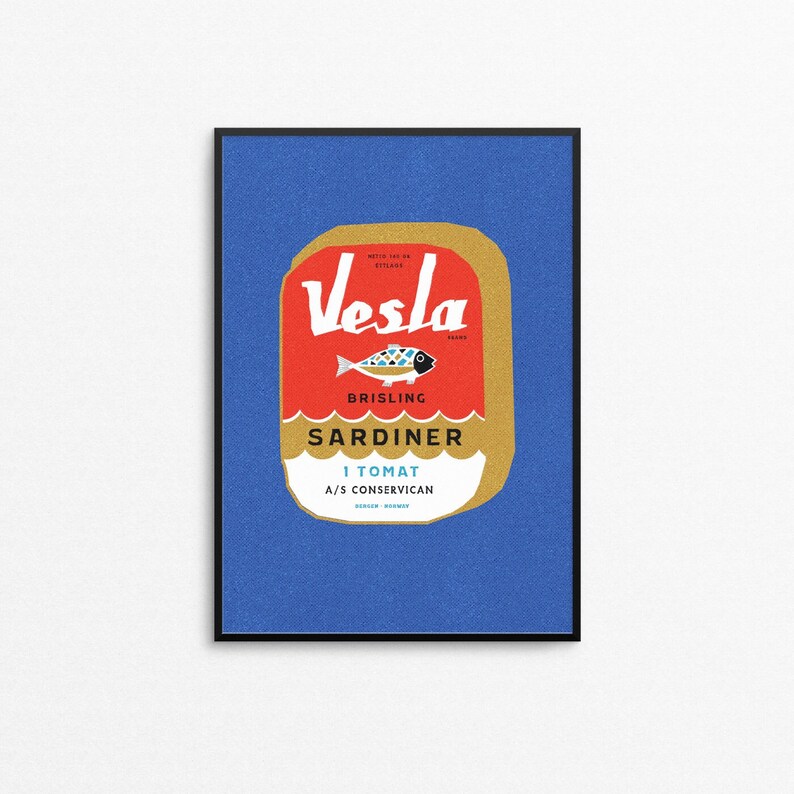 Puede incluir: Una ilustraci&oacute;n de estilo vintage de una lata de sardinas. La lata es roja, dorada y azul con el texto "Vesla Brisling Sardiner 1 Tomat A/S Conservican" en la parte delantera. La lata est&aacute; sobre un fondo azul.