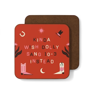 Pu&ograve; includere: Sottobicchiere quadrato rosso con il testo "Kinda wish Dolly sang 10-3 instead" in bianco e nero. Il sottobicchiere ha un ferro di cavallo, una stella, un cappello e due stivali da cowboy rosa.