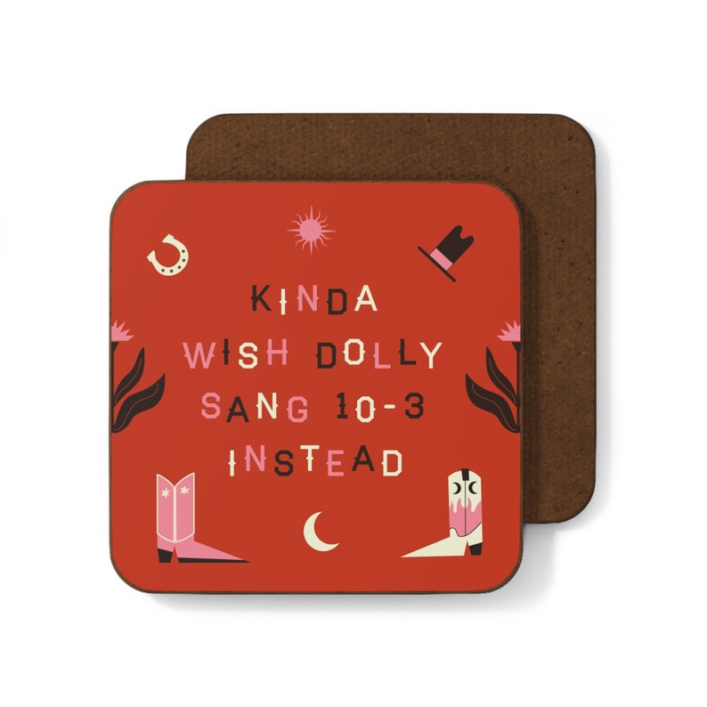 Pu&ograve; includere: Sottobicchiere quadrato rosso con il testo "Kinda wish Dolly sang 10-3 instead" in bianco e nero. Il sottobicchiere ha un ferro di cavallo, una stella, un cappello e due stivali da cowboy rosa.