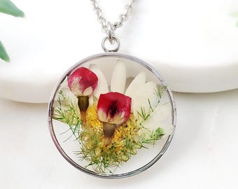 COLLAR DE FLORES SECAS. Colgante de corazón floral de plata, rosa prensada, margaritas, encaje Reina Ana, colgante botánico. Pétalos secos genuinos. N6443