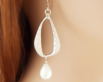 IVORY PEARL EARRINGS, White Pearl Dangles, Silver Teardrop Pearl Earrings, Hammered Modern Bridal Gifts, Dangling Bridesmaid Jewelry E4004