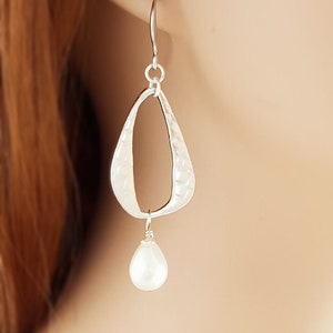 IVORY PEARL EARRINGS, White Pearl Dangles, Silver Teardrop Pearl Earrings, Hammered Modern Bridal Gifts, Dangling Bridesmaid Jewelry E4004