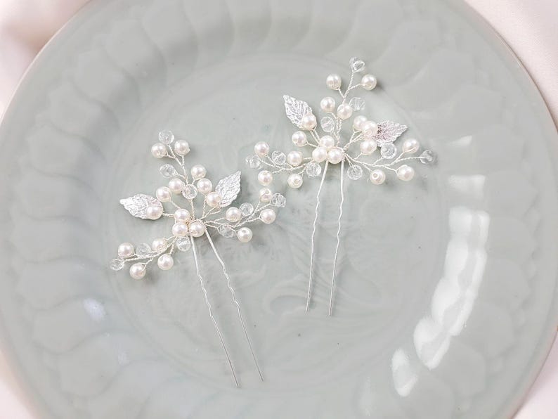 Horquillas de perlas para novias (2 horquillas blancas, elige tu par), palitos para moño con forma de hoja plateada, adornos de cristal con diamantes, tocado floral para bodas H1028A imagen 1