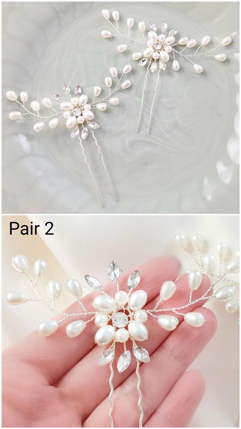 Puede incluir: Un par de horquillas de plata con adornos de perlas y cristales. Cada horquilla presenta un delicado dise&ntilde;o floral con peque&ntilde;as perlas y un cristal m&aacute;s grande en el centro. Las horquillas son perfectas para a&ntilde;adir un toque de brillo a cualquier peinado.