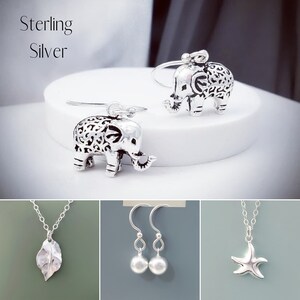 Puede incluir: Conjunto de joyas de plata de ley con tres dise&ntilde;os diferentes: un par de pendientes de elefante, un par de pendientes de perla y un collar con un colgante de hoja.