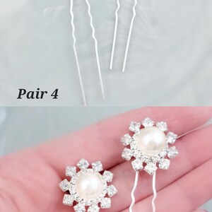 Puede incluir: Par de horquillas de pelo plateadas con un dise&ntilde;o de flor de perla y strass. Par 4.