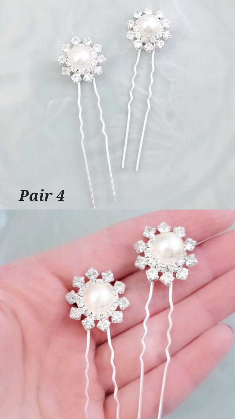 Puede incluir: Par de horquillas de pelo plateadas con un dise&ntilde;o de flor de perla y strass. Par 4.