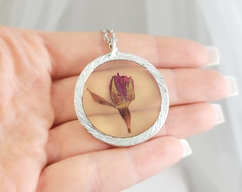 COLLAR DE ROSA ROJA, Joyería de plata antigua con flores secas, Regalos para ella, Colgante romántico de capullo de rosa prensado, Pétalos secos genuinos N6470A
