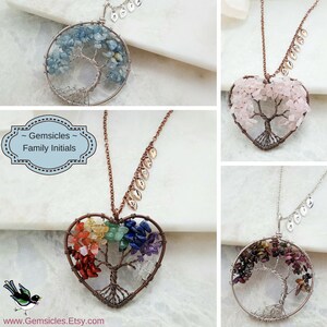 Puede incluir: Cuatro collares diferentes de &aacute;rbol de la vida envueltos en alambre con varias piedras preciosas y dijes personalizados. Los collares se muestran sobre un fondo blanco. El texto "Gemsicles - Family Initials" es visible en la imagen.