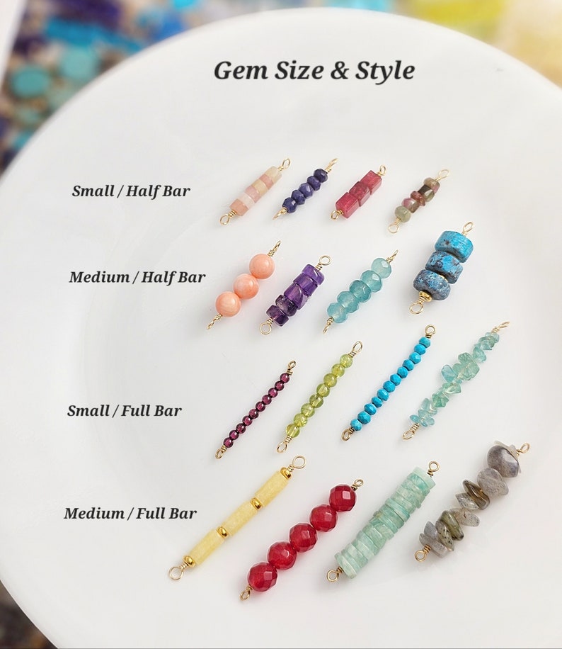 Puede incluir: Una variedad de cuentas de piedras preciosas en diferentes colores y tama&ntilde;os, dispuestas en filas sobre una superficie blanca. Las cuentas est&aacute;n enhebradas en alambre dorado y tienen anillas de salto doradas. El texto "Gem Size & Style" est&aacute; en la parte superior de la imagen. Las cuentas est&aacute;n etiquetadas como "Small/Half Bar", "Medium/Half Bar", "Small/Full Bar" y "Medium/Full Bar".
